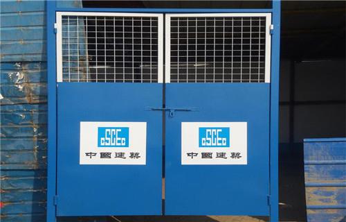 如何安全使用電梯防護門？